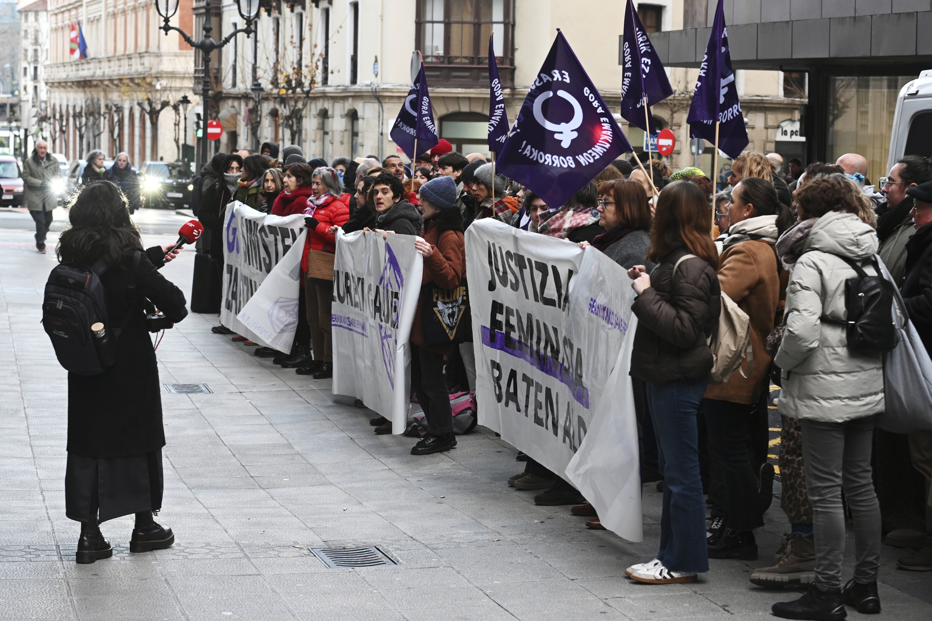 Gernikako Sare Feministaren kontzentrazioa epaiketaren lehenbiziko egunean, Bilbon. MIKEL MARTINEZ DE TRESPUENTES / FOKU