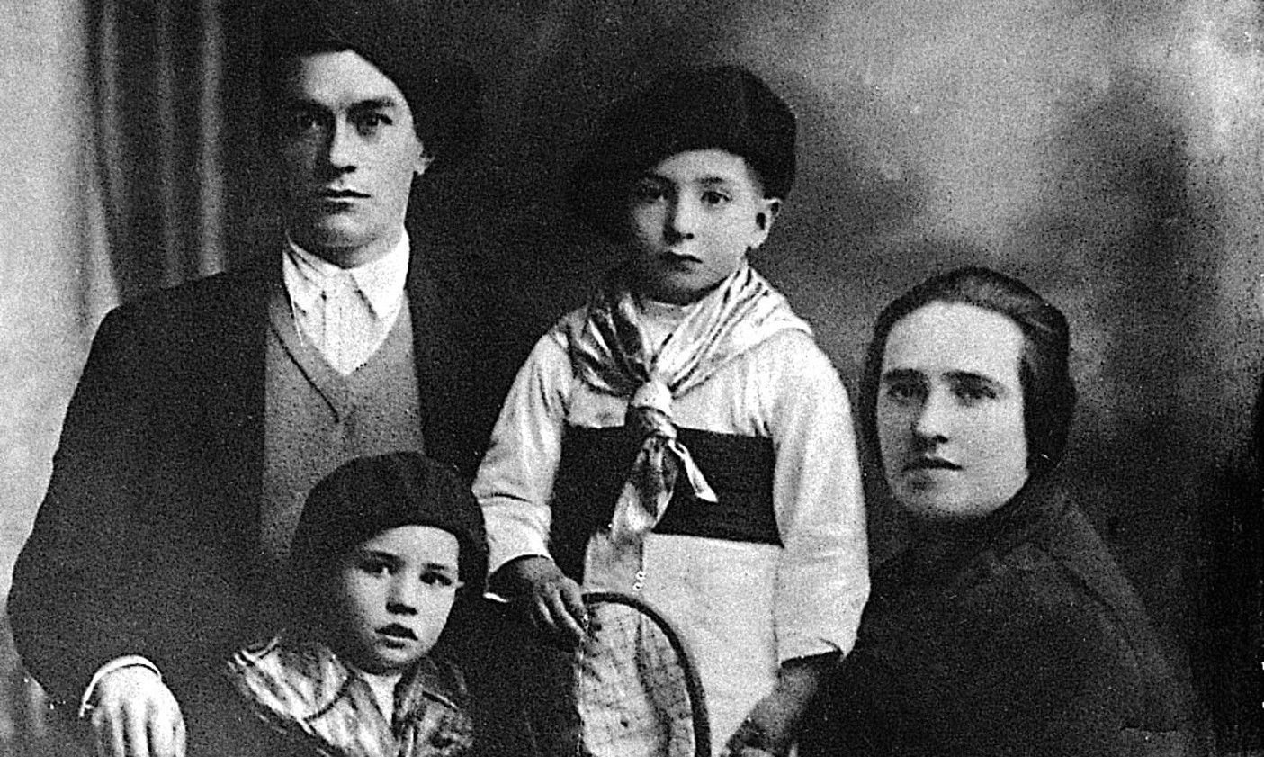 Umetan, gurasoekin eta anaiarekin, zutik. JAKIN ETA MARTIN UGALDEREN FAMILIA