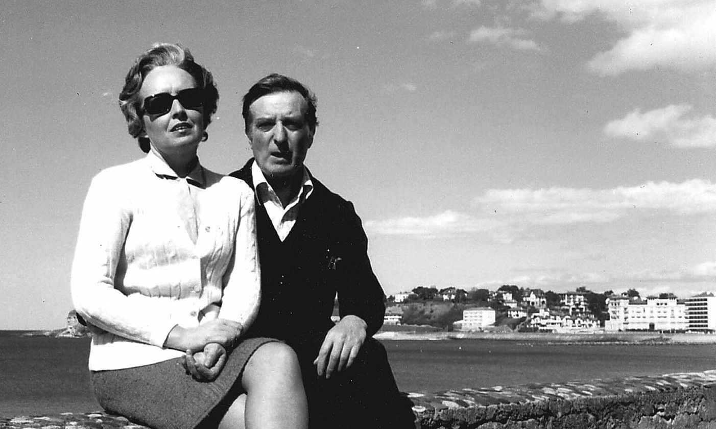 Ana Mari Martinez Urreiztieta emaztea eta Martin Ugalde, Donibane Lohizunen, 1973an. JAKIN ETA MARTIN UGALDEREN FAMILIA