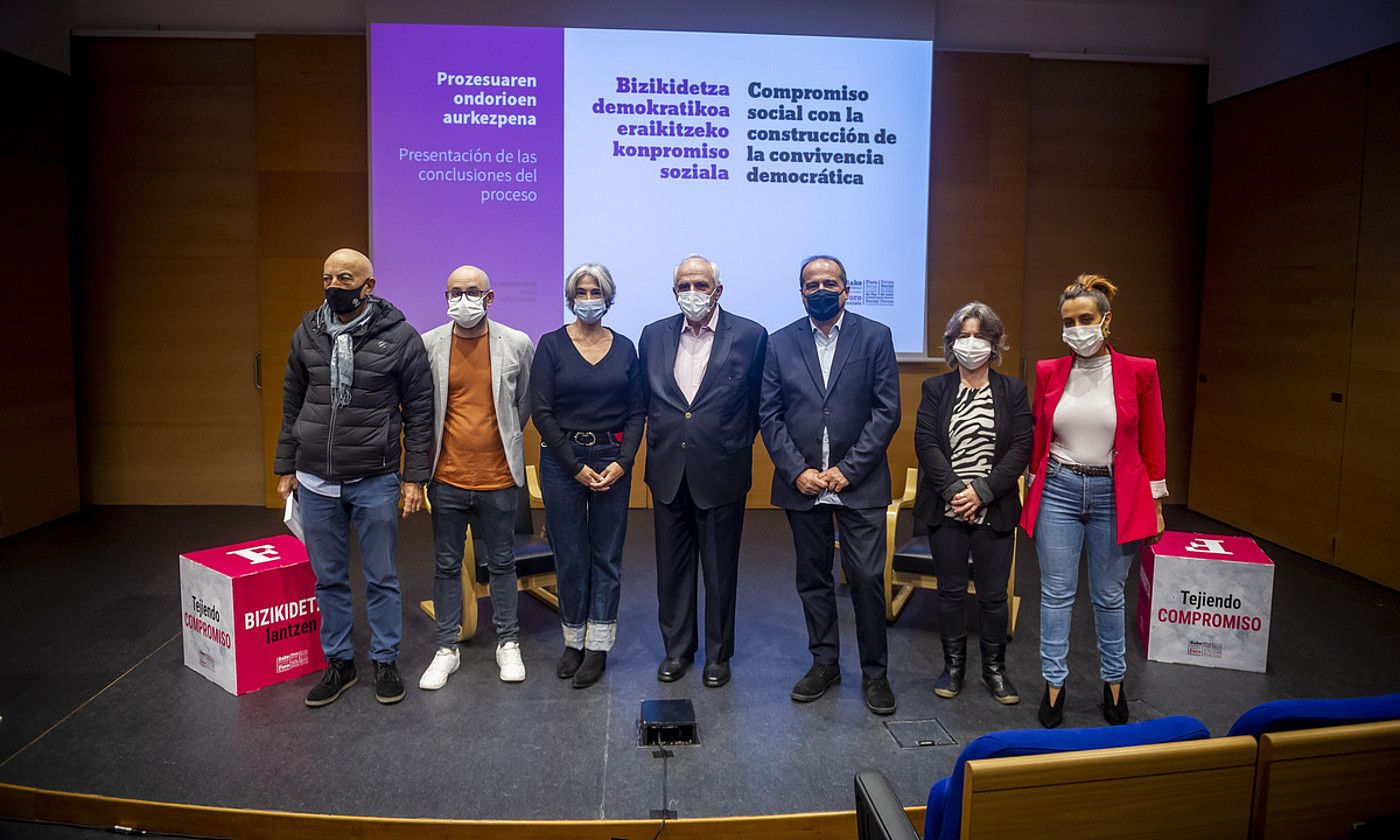 Foro Sozialeko kideak, Ernesto Samper Kolonbiako presidente ohiarekin batera, atzo, Gasteizen. JAIZKI FONTANEDA/ FOKU.