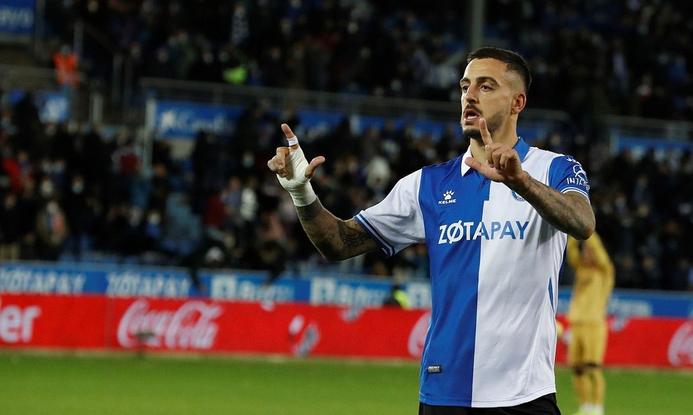 Joselu Alaveseko aurrelaria gola ospatzen, atzo. DAVID AGUILAR / EFE. Joselu Alaveseko aurrelaria gola ospatzen, atzo. DAVID AGUILAR / EFE.