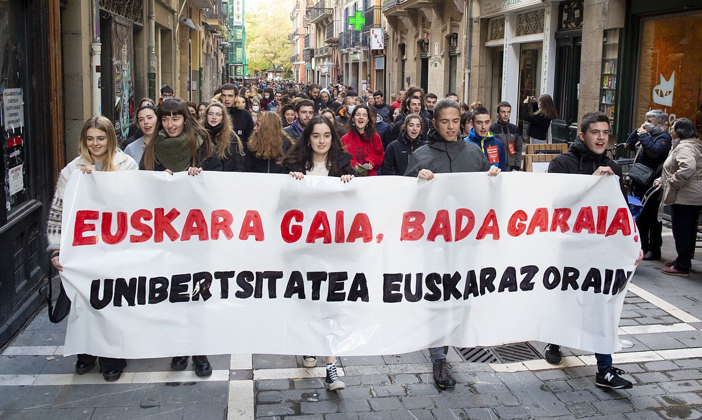 NUPeko ikasleen protesta, atzo, Iruñean. IÑIGO URIZ / FOKU. NUPeko ikasleen protesta, atzo, Iruñean. IÑIGO URIZ / FOKU.