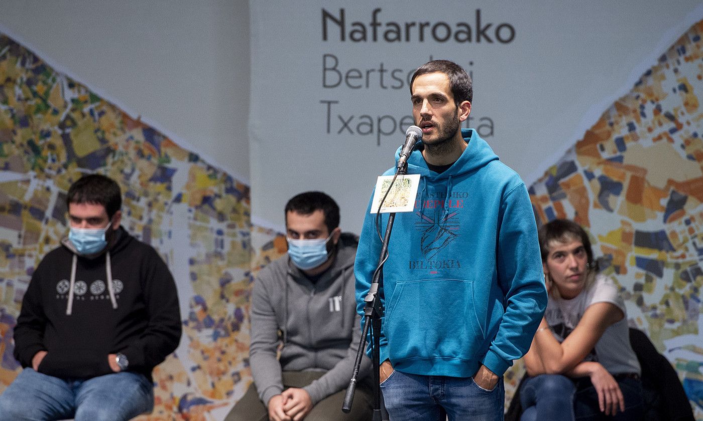 Julio Soto irabazlea kantuan, atzo, Berriozarko finalaurrekoan. IÑIGO URIZ / FOKU. Julio Soto irabazlea kantuan, atzo, Berriozarko finalaurrekoan. IÑIGO URIZ / FOKU.