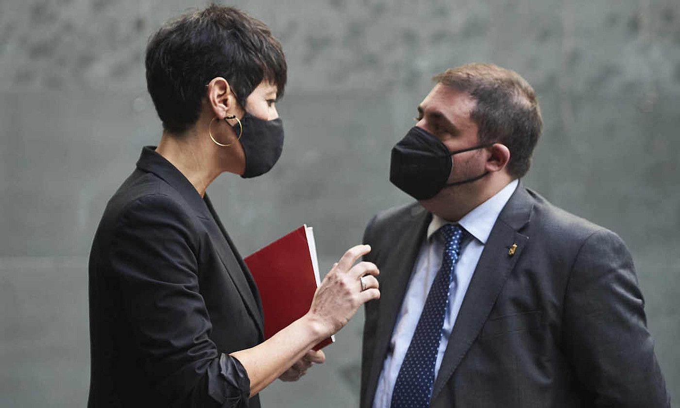 Elma Saiz Nafarroako Gobernuko Ekonomia eta Ogasun kontseilaria eta Unai Hualde Parlamentuko presidentea, atzo. IÑAKI PORTO / NAFARROAKO PARLAMENTUA. Elma Saiz Nafarroako Gobernuko Ekonomia eta Ogasun kontseilaria eta Unai Hualde Parlamentuko presidentea, atzo. IÑAKI PORTO / NAFARROAKO PARLAMENTUA.