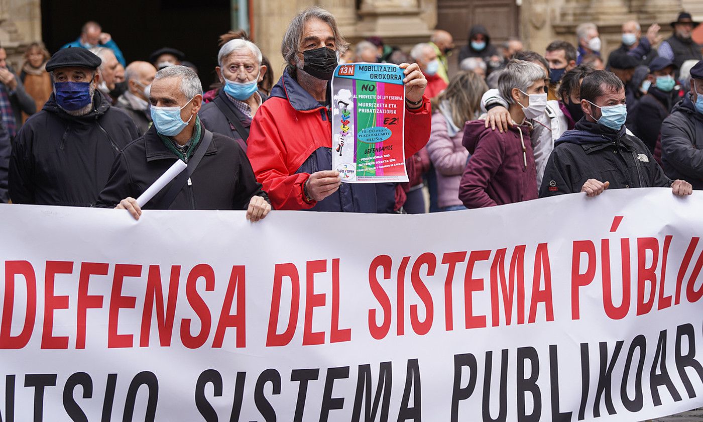 Euskal Herriko Pentsiodunen Mugimenduko kideak eta Eskubide Sozialen Gutunekoak, Iruñean atzo eginiko elkarretaratzean. JAGOBA MANTEROLA / FOKU. Euskal Herriko Pentsiodunen Mugimenduko kideak eta Eskubide Sozialen Gutunekoak, Iruñean atzo eginiko elkarretaratzean. JAGOBA MANTEROLA / FOKU.