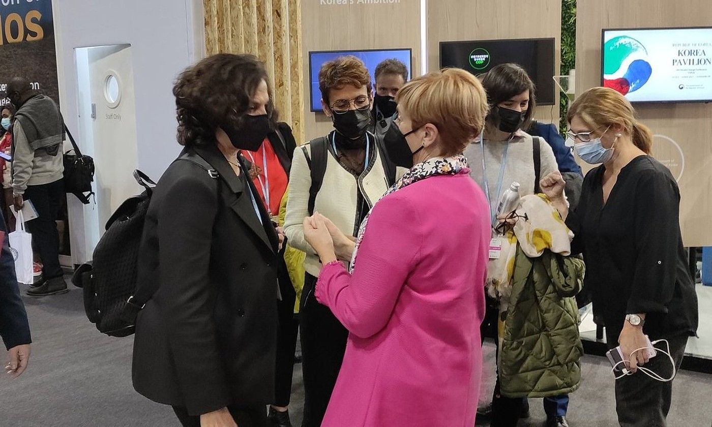 Nafarroako Gobernuko presidente Maria Txibite eta Eusko Jaurlaritzako Ekonomiaren Garapenerako sailburu Arantxa Tapia, atzo, Glasgown. I. PETXARROMAN. Nafarroako Gobernuko presidente Maria Txibite eta Eusko Jaurlaritzako Ekonomiaren Garapenerako sailburu Arantxa Tapia, atzo, Glasgown. I. PETXARROMAN.