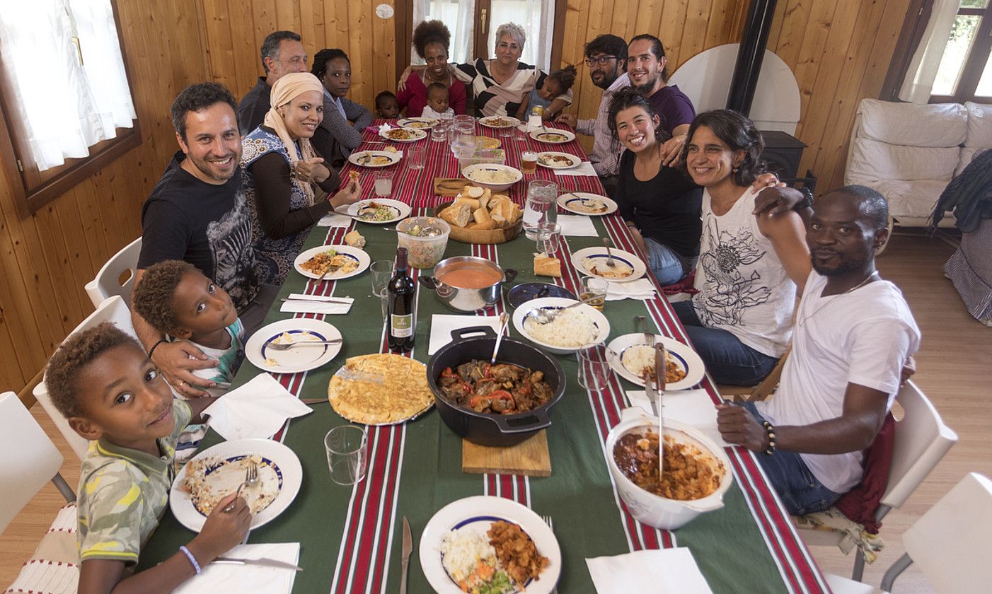 Agurain. Reyes, erdian kokatuta, 2017an Agurainen (Araba) egindako bazkari batean. QUINTAS FOTOGRAFOS.