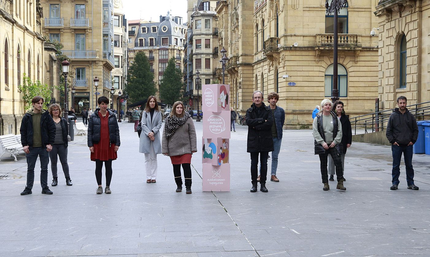 Haurren aurrean helduok heldu ariketa sozialaren sustatzaileak egitasmoaren aurkezpenean, atzo, Donostiako Koldo Mitxelena kulturunean. MAIALEN ANDRES / FOKU.