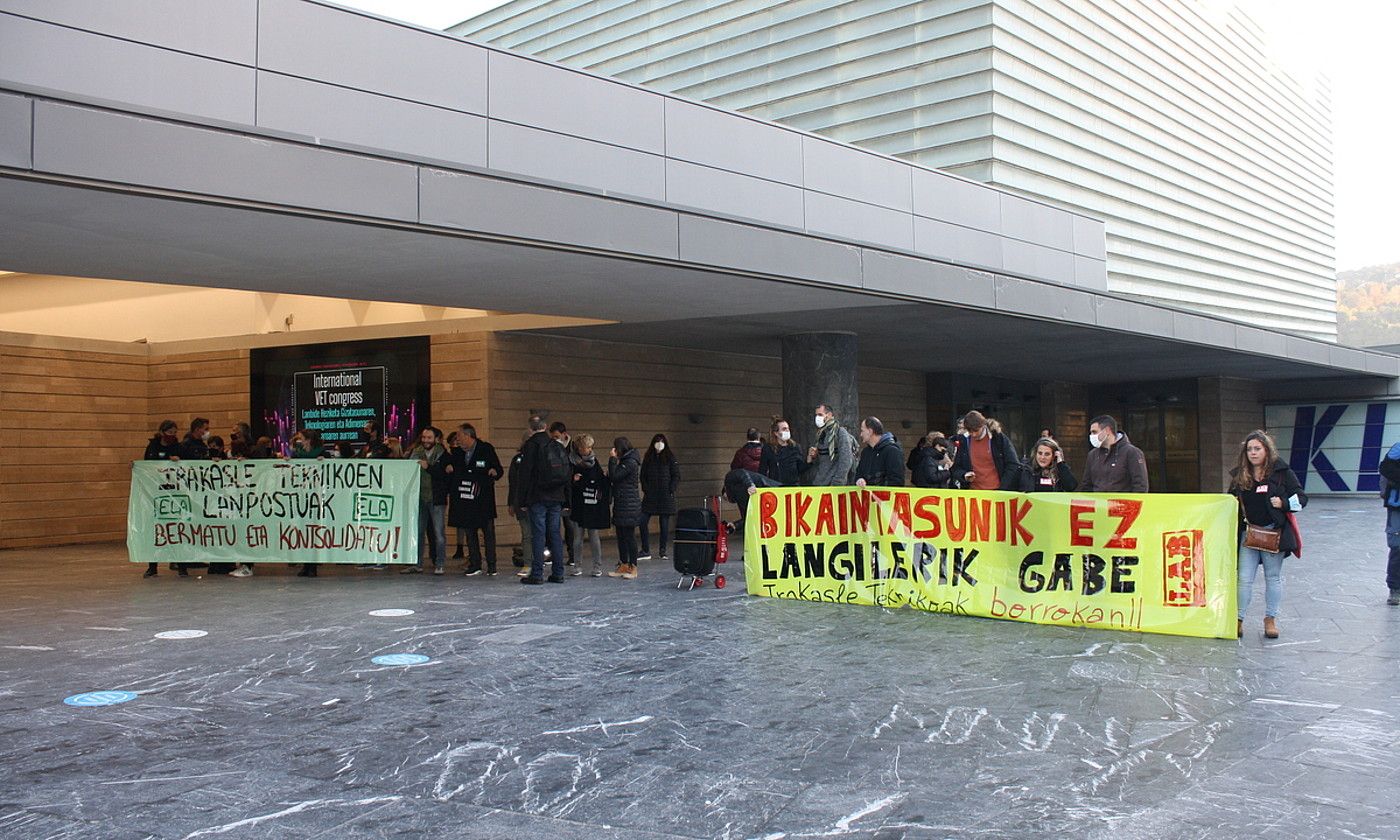 ELA eta LAB sindikatuek atzo Kursaal aurrean (Gipuzkoa) egindako protestak. BERRIA.