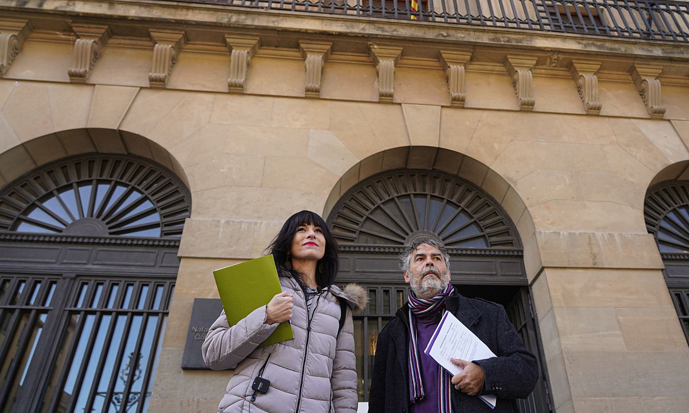 Agurne Gaubeka, Behatokiko zuzendaria, eta Paul Bilbao, Kontseiluko idazkari nagusia, atzo. JAGOBA MANTEROLA / FOKU.