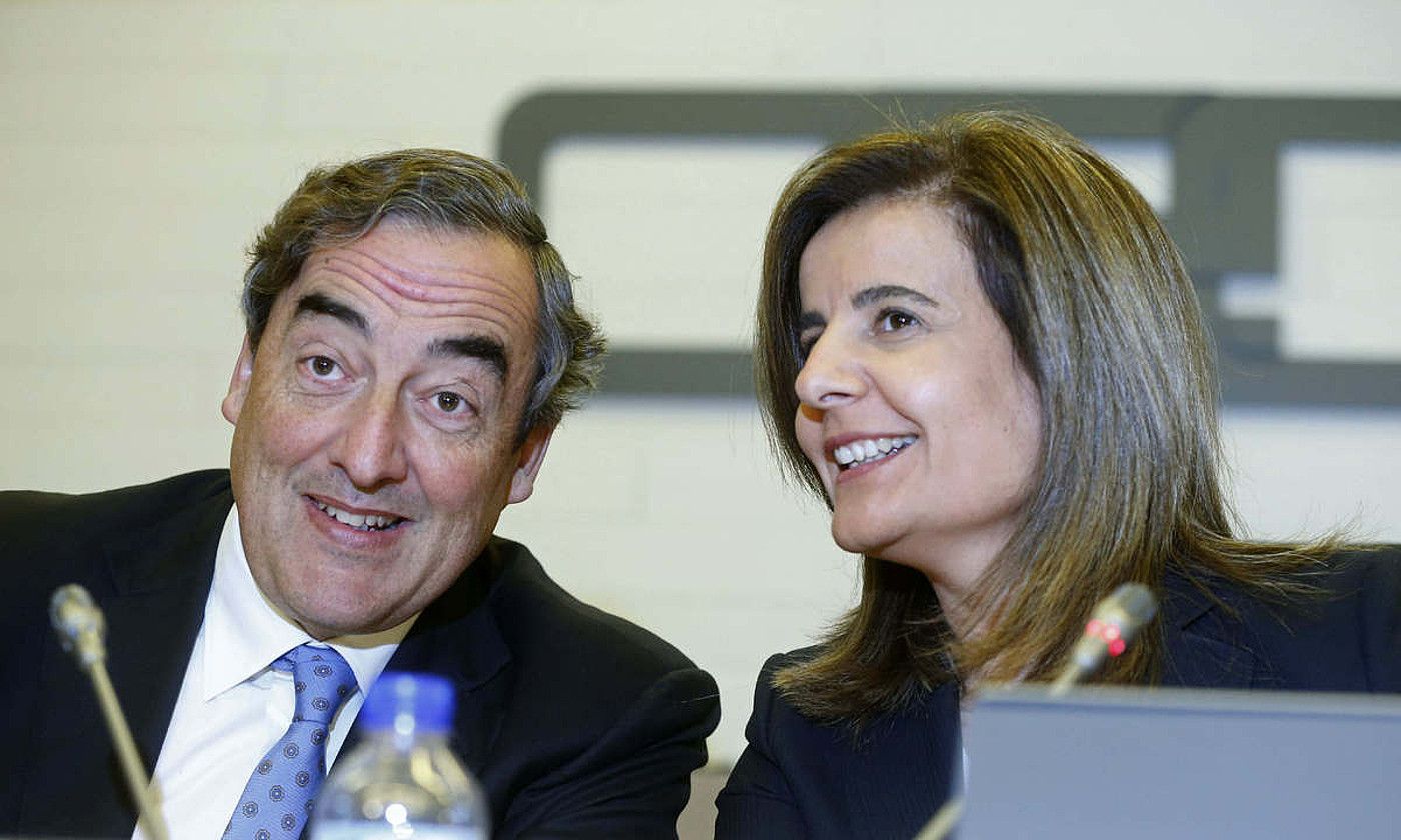 Joan Rosell CEOEko presidentea, 2012. urtean, Fatima Bañez orduko Lan ministroarekin. JUAN CARLOS HIDALGO / EFE.