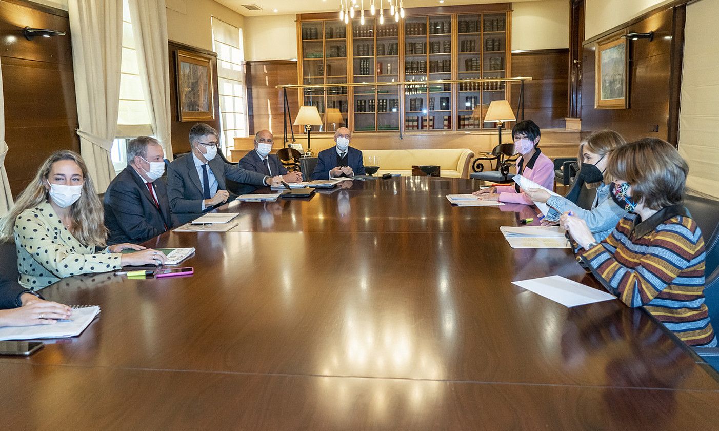 Eusko Jaurlaritzako kideen eta EH Bilduko ordezkarien arteko bilera, atzo. MARISOL RAMIREZ / FOKU.