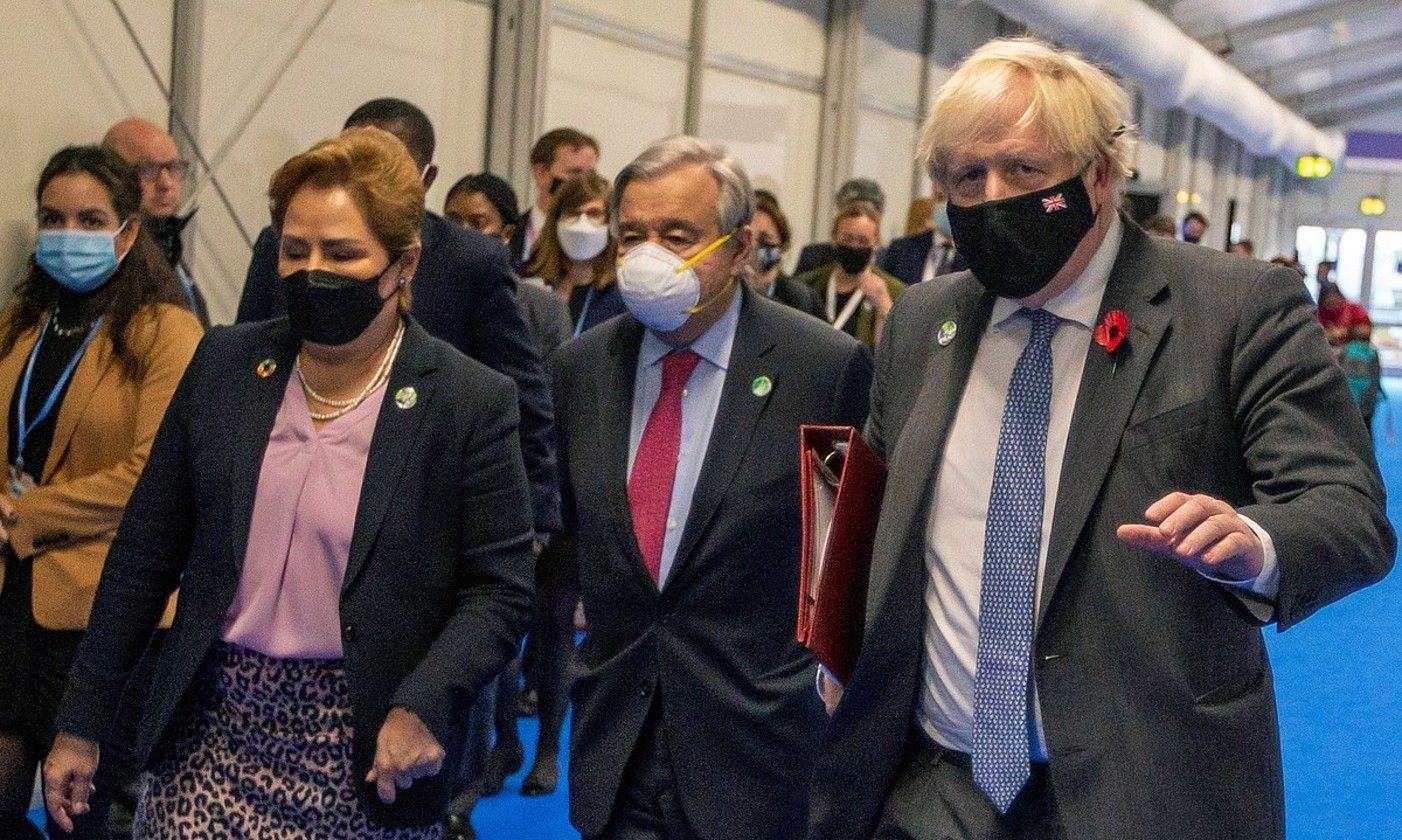 Patricia Espinosa, Antonio Guterres eta Boris Johnson, atzo, COP26 goi bileran. ROBERT PERRY / EFE.