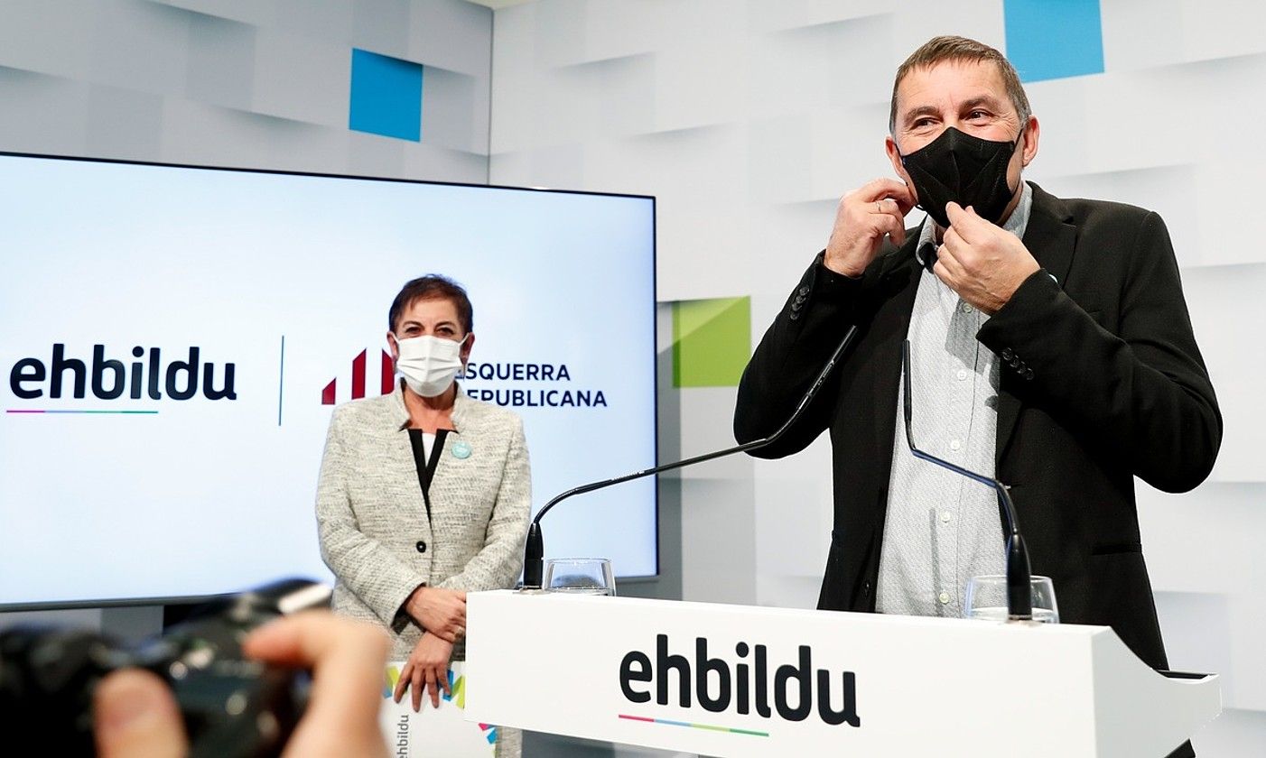 Arnaldo Otegi eta Mertxe Aizpurua, atzo goizean egin zuten agerraldian. EFE.
