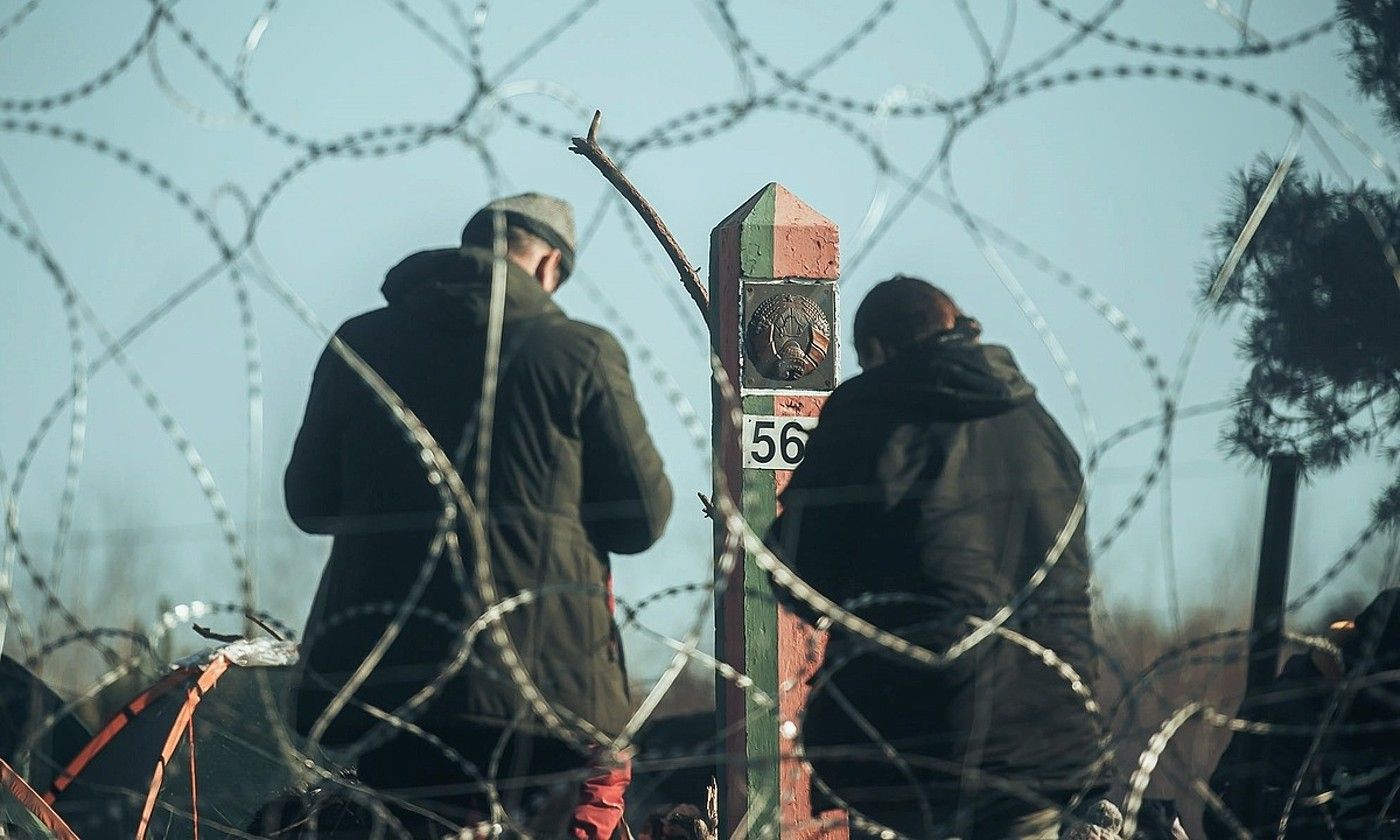 Bi immigrante, Hrodna (Bielorrusia) inguruan. IREK DOROZANSKI / EFE. Bi immigrante, Hrodna (Bielorrusia) inguruan. IREK DOROZANSKI / EFE.