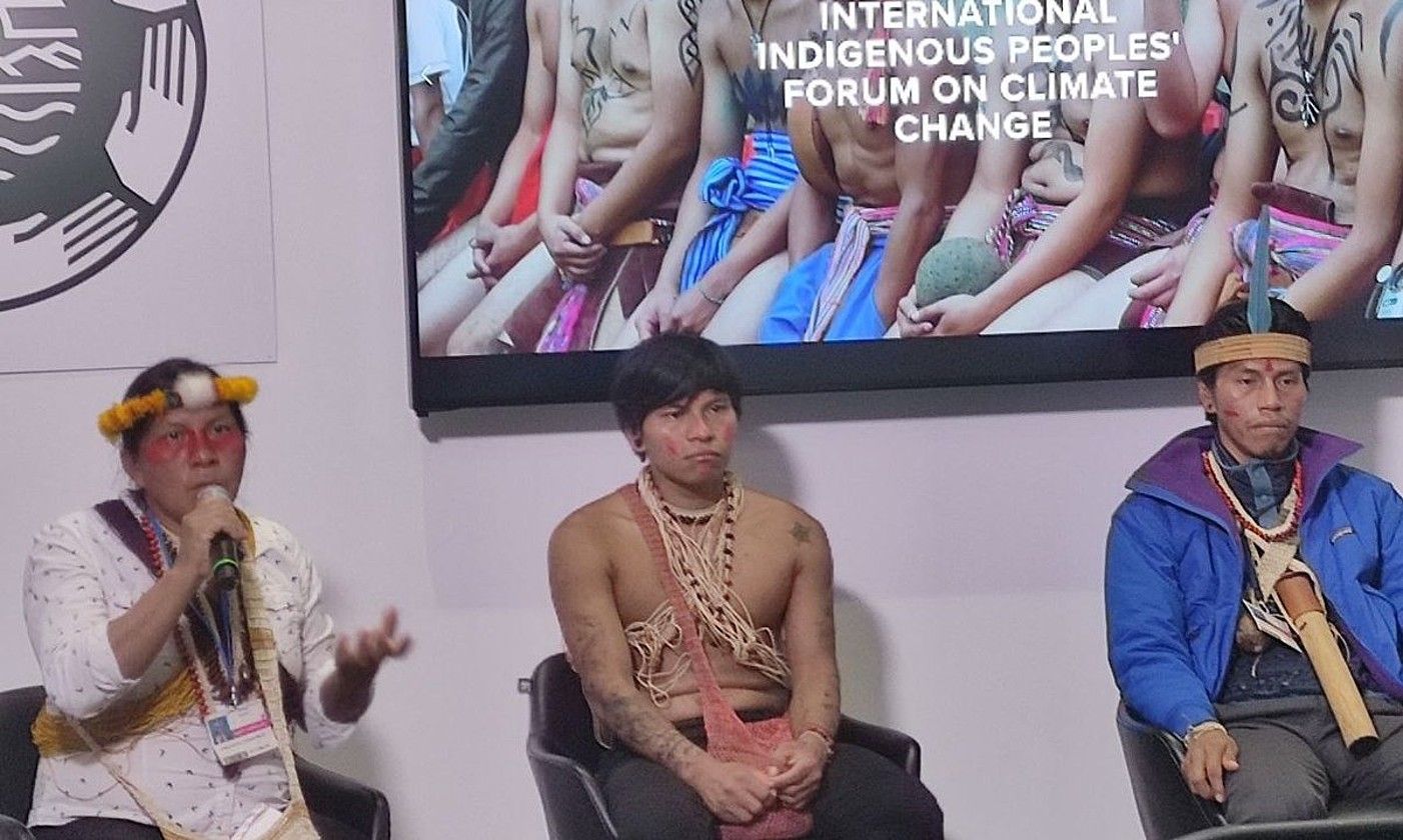 Minga indigenak, Glasgowko COP26 goi bileran, beren herriaren egoera azaltzen. IÑAKI PETXARROMAN. Minga indigenak, Glasgowko COP26 goi bileran, beren herriaren egoera azaltzen. IÑAKI PETXARROMAN.