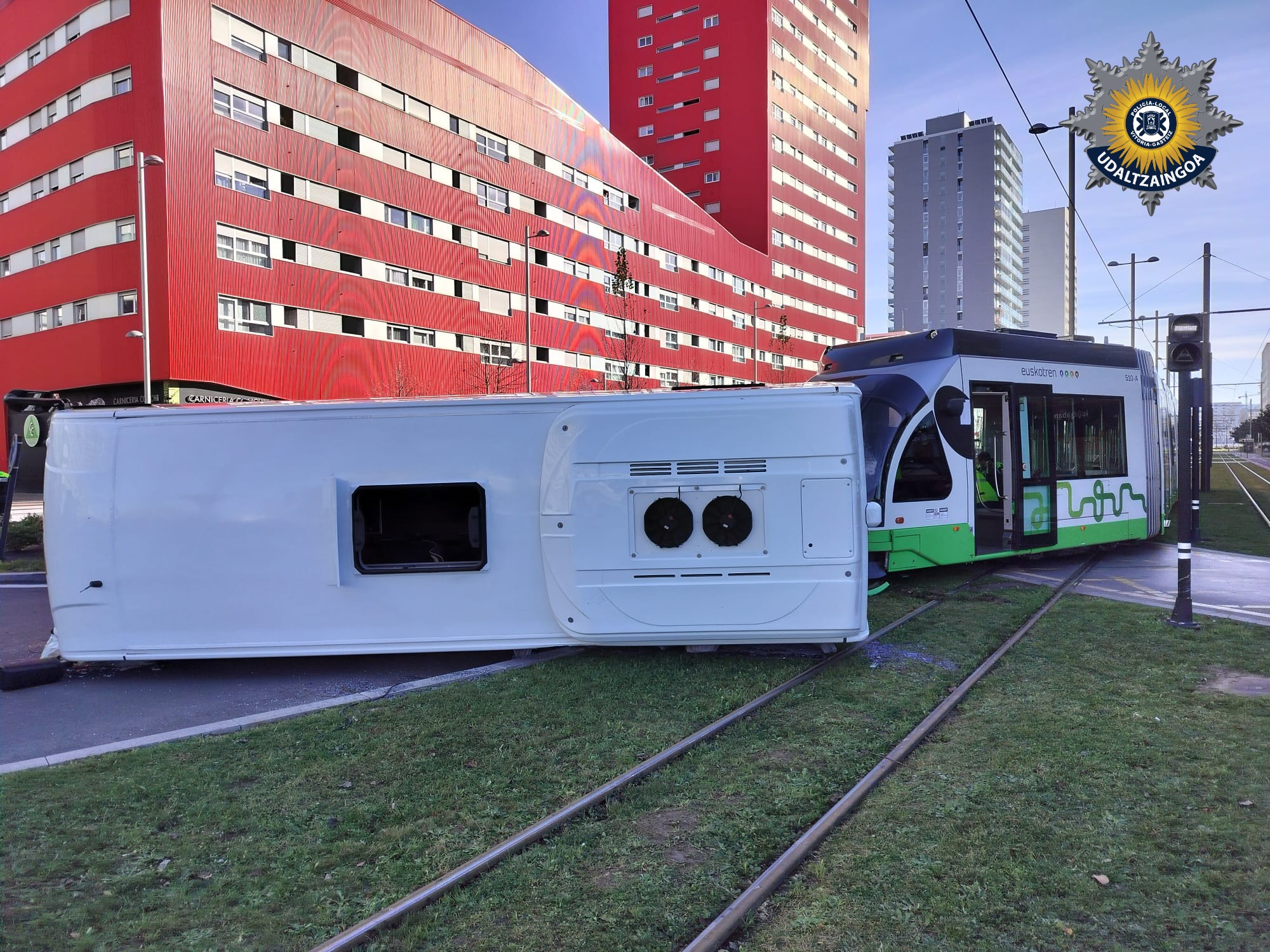 Autobusaren eta tranbiaren arteko istripuaren irudi bat. GASTEIZKO UDALTZAINGOA Autobusaren eta tranbiaren arteko istripuaren irudi bat. GASTEIZKO UDALTZAINGOA