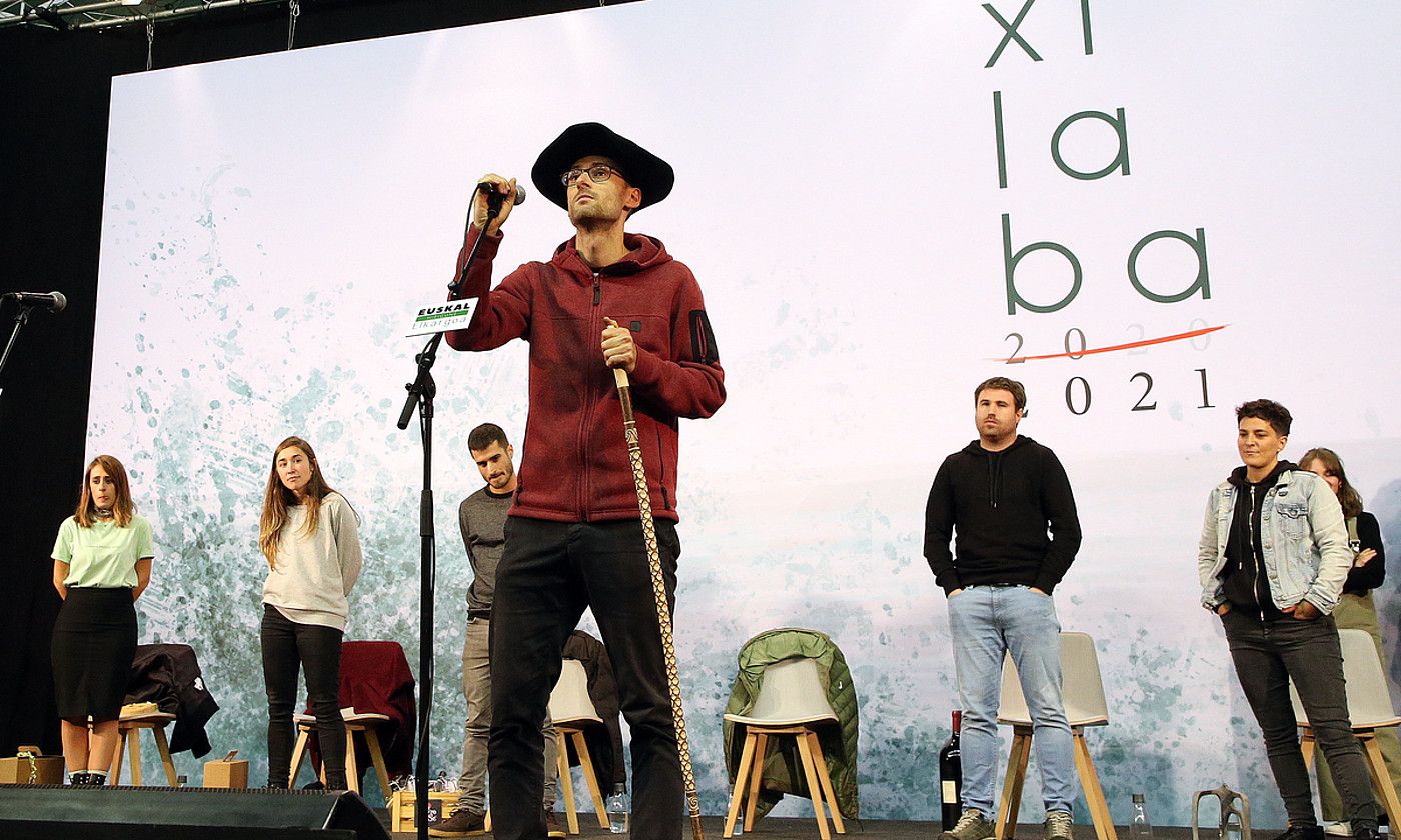 Amets Arzallus txapela jantzi ondorengo agurra botatzear, atzo, gainerako bost finalistak atzean dituela. BOB EDME. Amets Arzallus txapela jantzi ondorengo agurra botatzear, atzo, gainerako bost finalistak atzean dituela. BOB EDME.