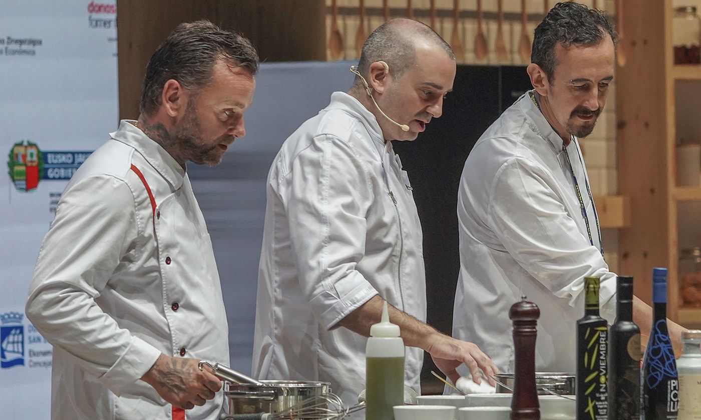 Hitzaldiak. Romain Fornell sukaldariak Frantziako gastronomiako saltsarik esanguratsuenenetako batzuk egin zituen. ANDONI CANELLADA / @FOKU.