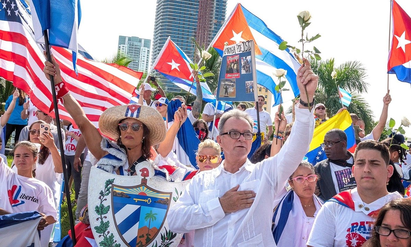Kubako diasporako talde bat uharteko gobernuaren kontra protestan, atzo, Floridan (AEB). C.H. ULASHKEVICH / EFE.