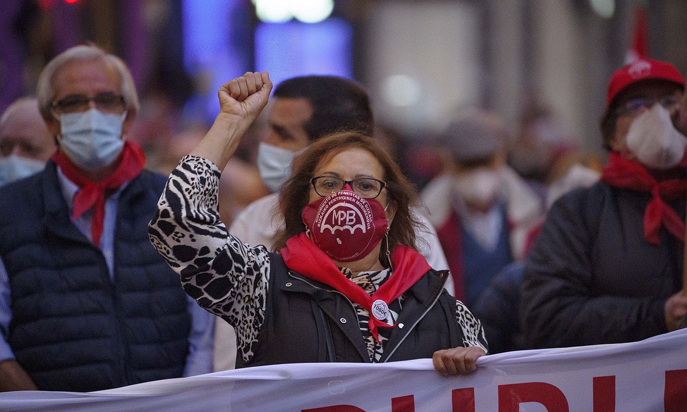 Emakume bat pentsiodunen manifestazioan, joan den larunbatean, Bilbon. ARITZ LOIOLA / FOKU.