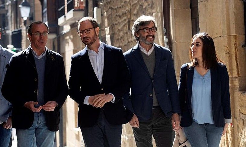 Alonso, Maroto, Oiarzabal eta Comeron, Guardiako kaleetan, kanpainan. ADRIAN RUIZ DE HIERRO / EFE