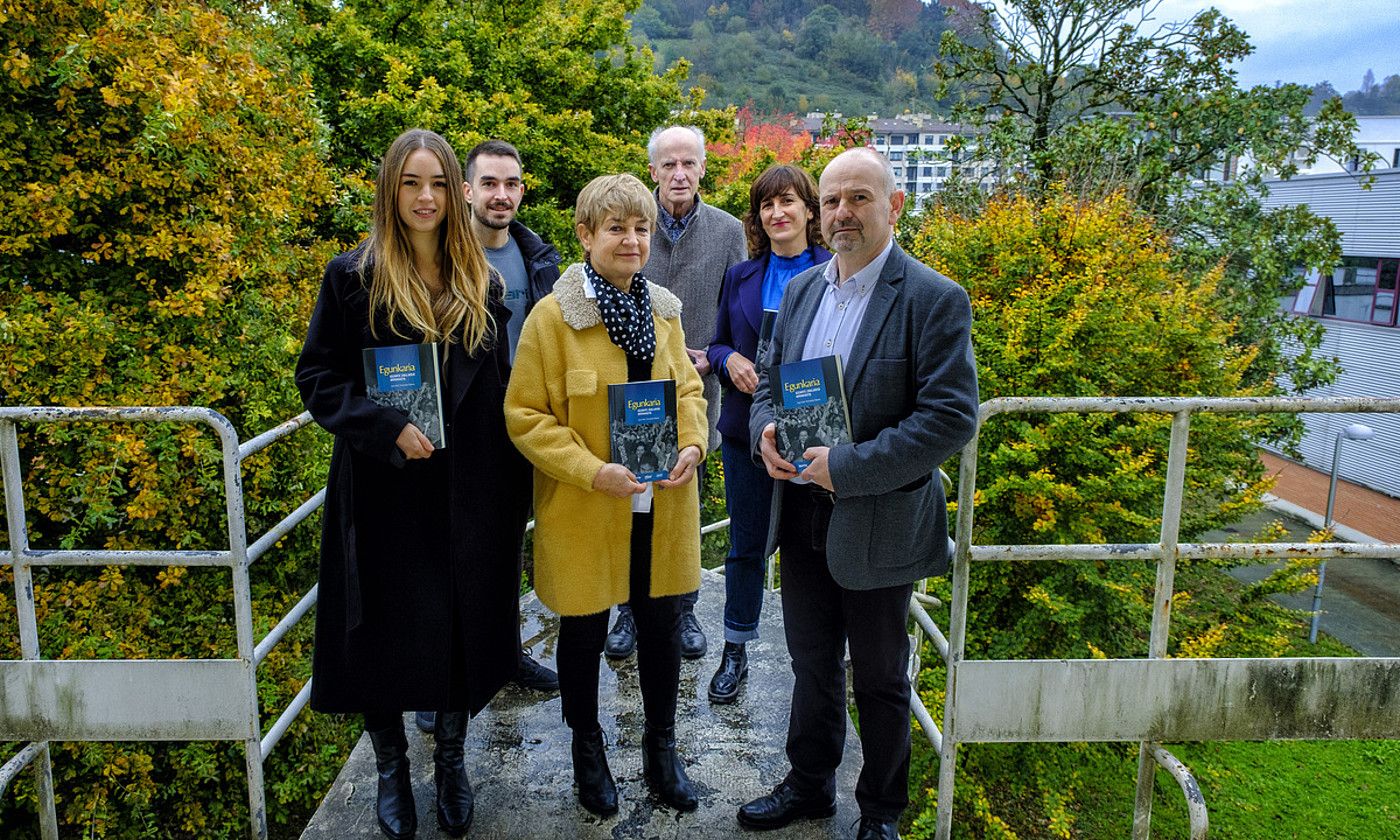 BERRIA, Jakin eta Elkarreko zuzendariak eta Torrealdairen senideak, atzo, Martin Ugalde kultur parkean. JON URBE / FOKU.