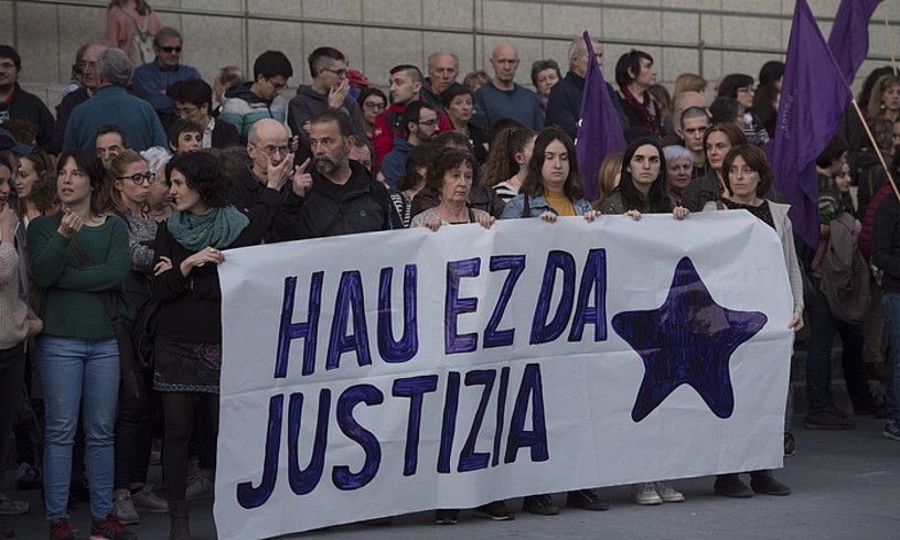 Sara Majarenasen erasotzailea aske gelditu zela salatzeko protesta, joan den otsailean, Donostian. JUAN CARLOS RUIZ / FOKU