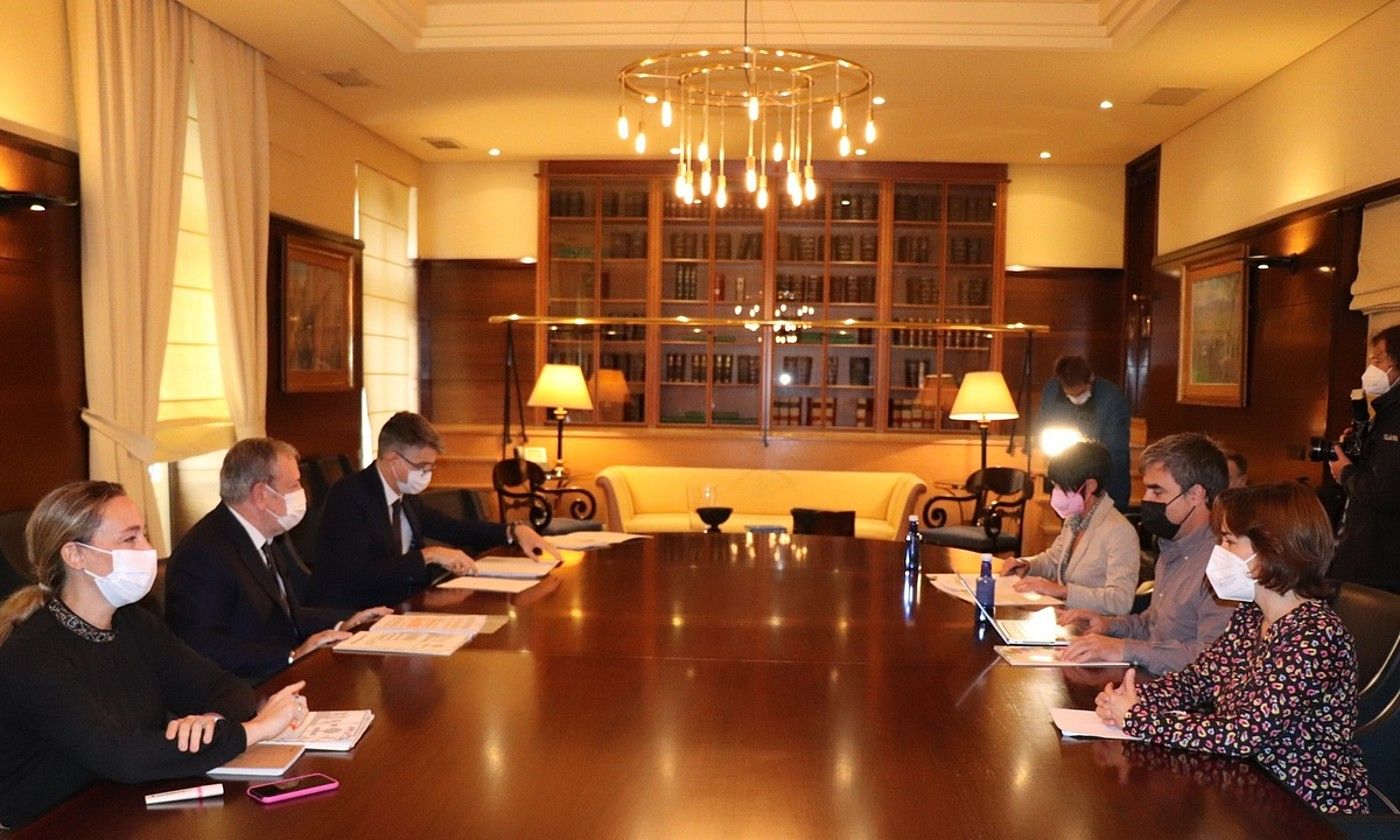 Ezkerrean, Jaurlaritzaren ordezkaritza, eta eskuinean, EH Bildurena. JAURLARITZA.