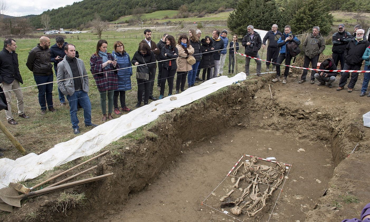 Fusilatutako hiru gorpuzkiren desobiratzea Urdaitzen. IÑIGO URIZ / FOKU.