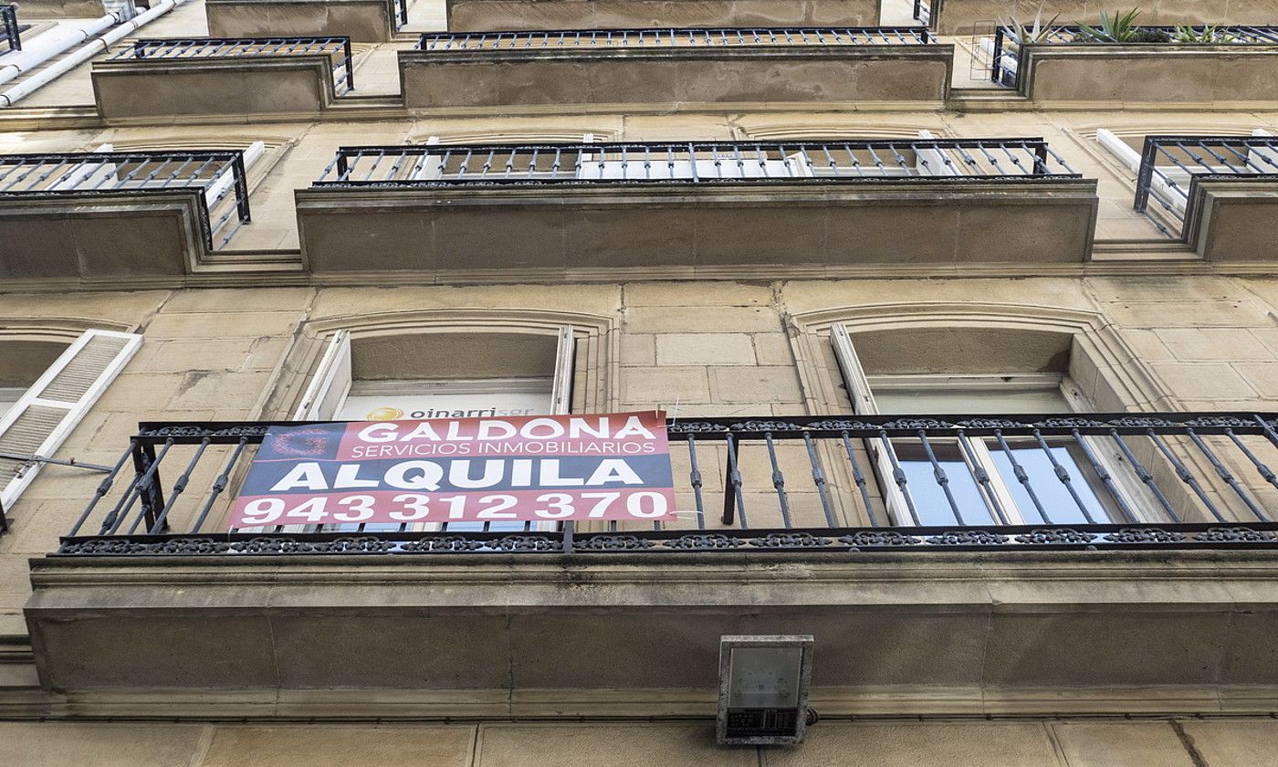 Etxebizitza bat alokairuan, Donostian. JON URBE / FOKU.