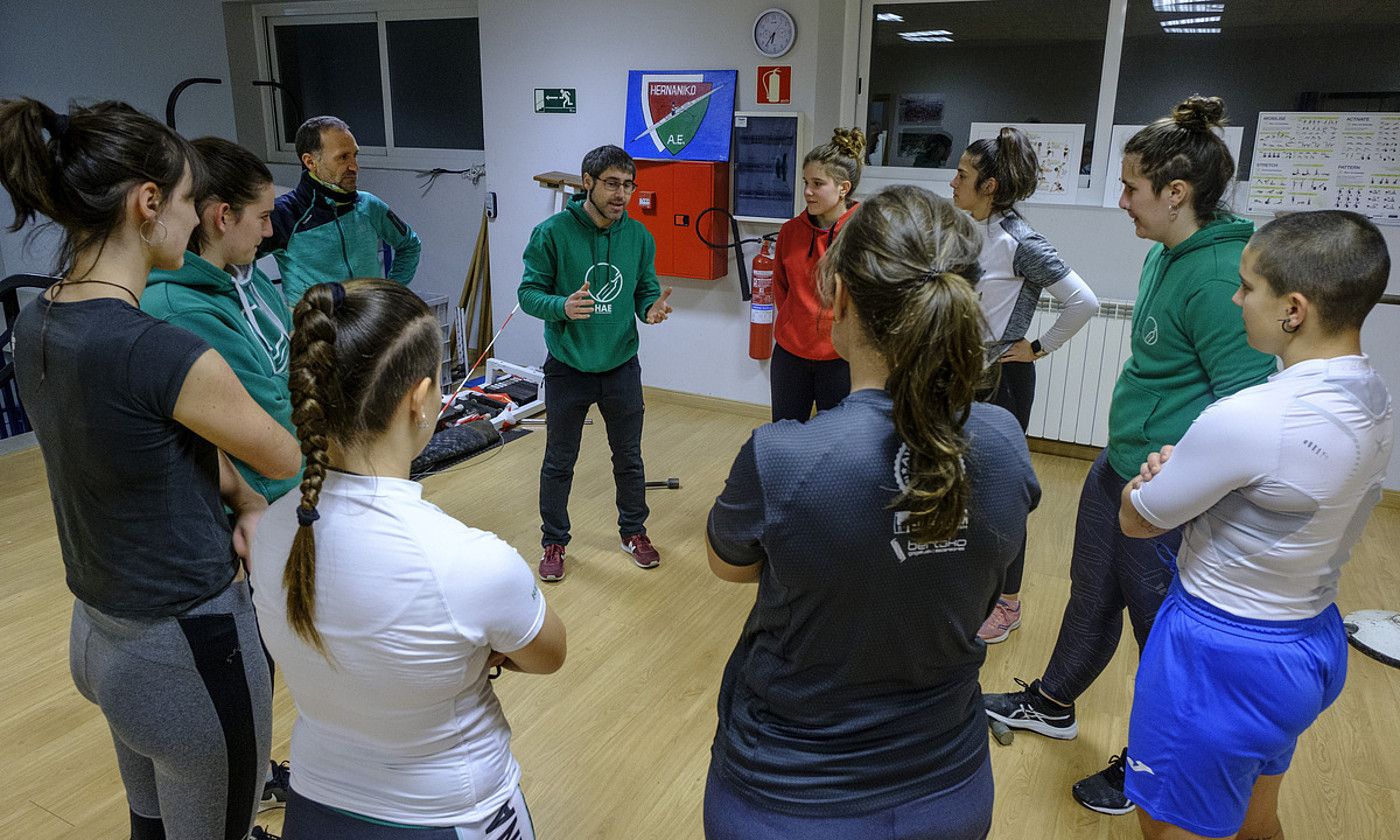 Alex Orena Hernaniko entrenatzailea arraunlariei aholkuak ematen, aste barruko entrenamendu batean, Hernaniko arraun elkarteko gimnasioan. JON URBE / FOKU.