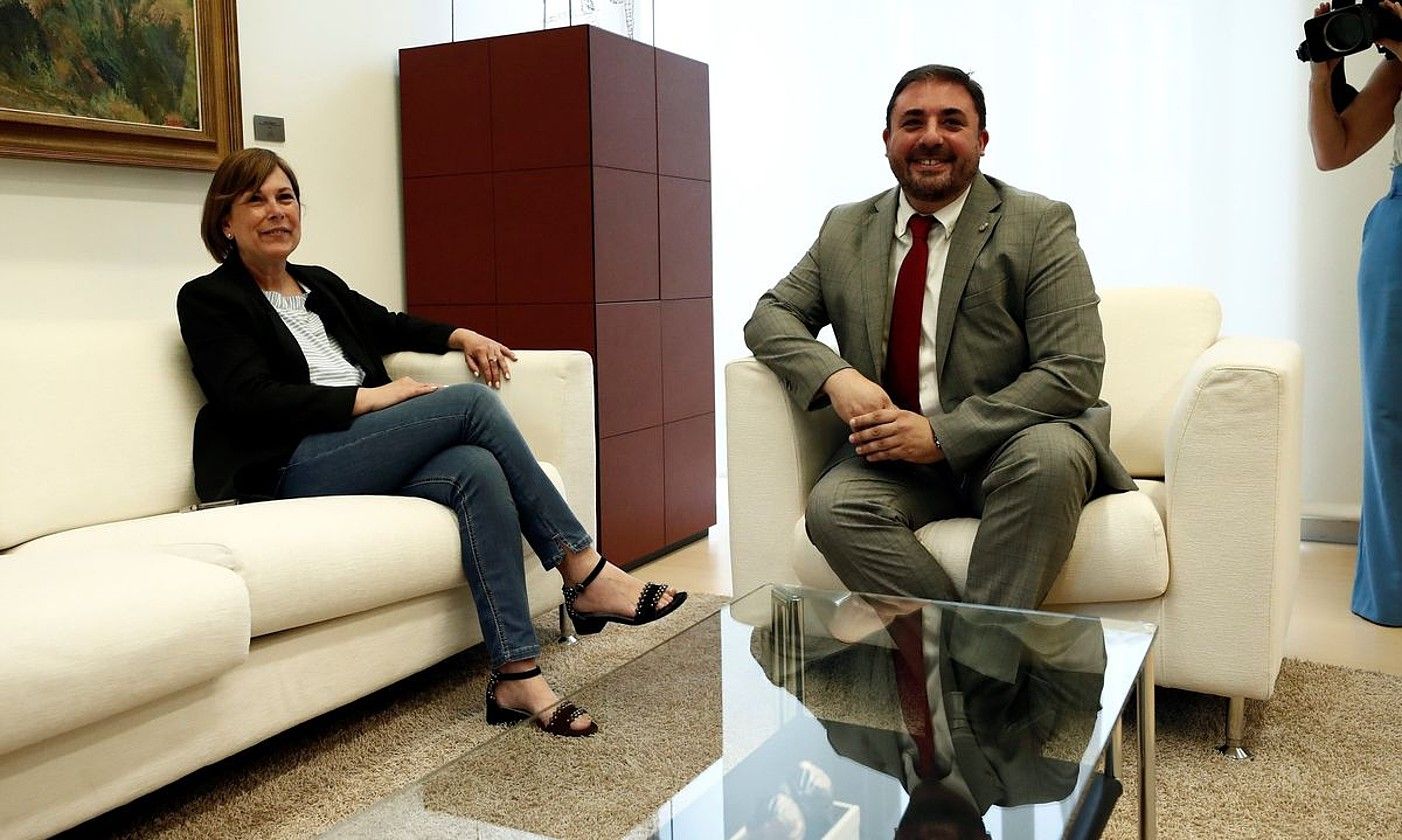 2019ko ekainaren 26an, Uxue Barkos Geroa Baiko bozeramailea eta Unai Hualde parlamentuko presidentea, inbestiduraren aukerak aztertzeko bileran. J. DIGES /EFE. 2019ko ekainaren 26an, Uxue Barkos Geroa Baiko bozeramailea eta Unai Hualde parlamentuko presidentea, inbestiduraren aukerak aztertzeko bileran. J. DIGES /EFE.