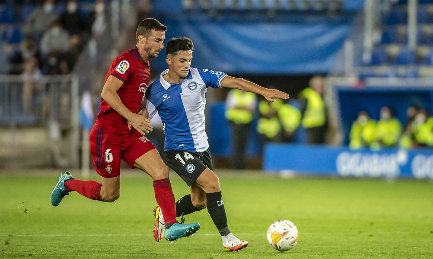 Oier Sanjurjo eta Manu Garcia, lehian, Alavesek eta Osasunak Mendizorrotzan jokatutako derbian. JAIZKI FONTANEDA / FOKU.