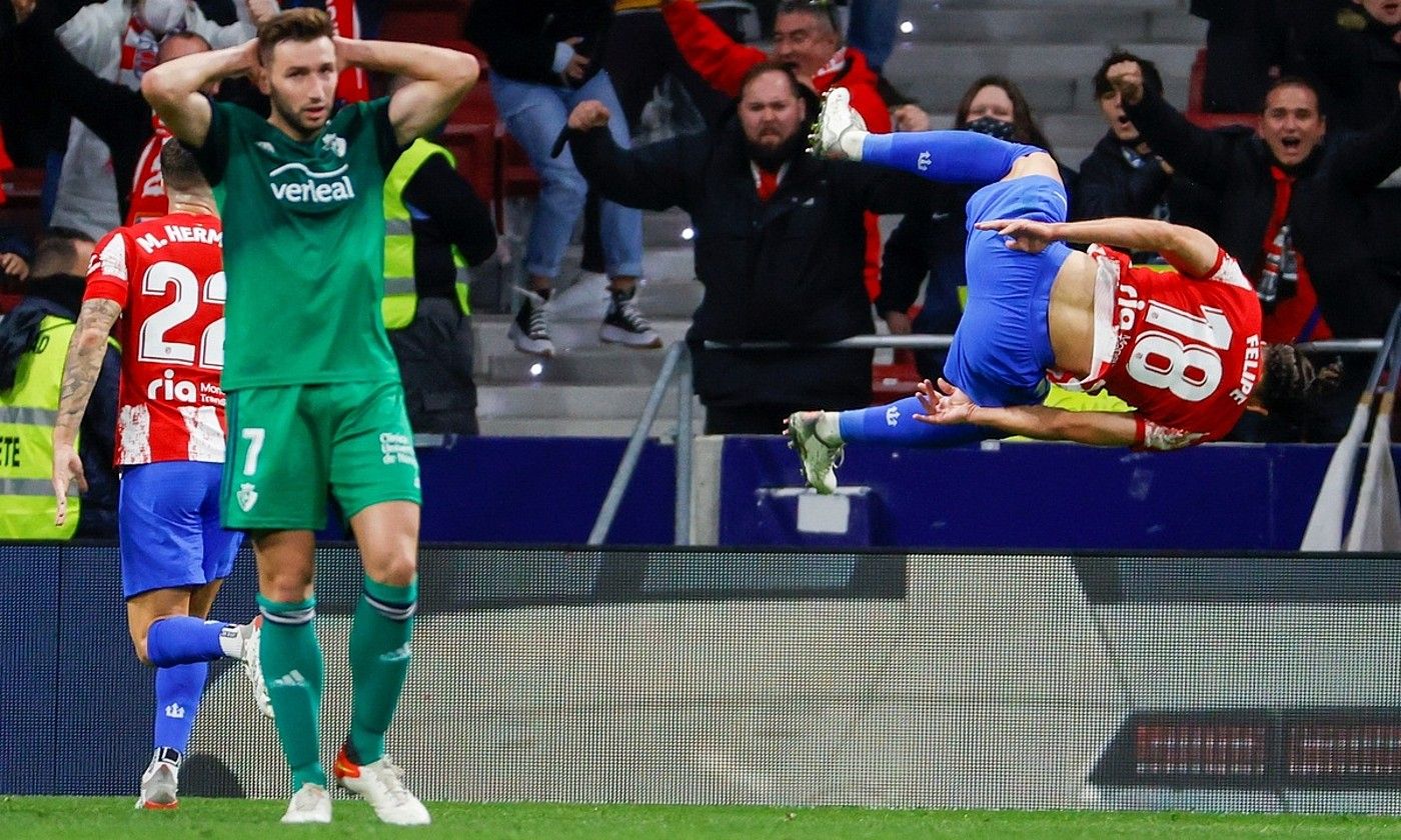 Jon Moncayola Osasunako jokalaria, hondoa jota, atzean Felipe Atletico Madrilekoa gola ospatzen ari dela, atzo. EFE. Jon Moncayola Osasunako jokalaria, hondoa jota, atzean Felipe Atletico Madrilekoa gola ospatzen ari dela, atzo. EFE.
