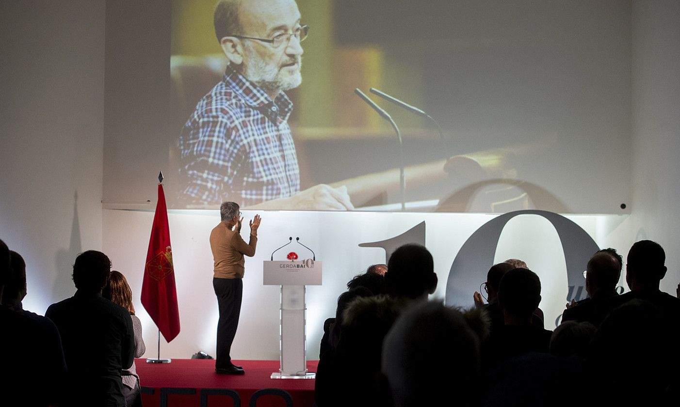 Bixente Serrano Izko zena gogoan izan zuten atzoko ekitaldian. Irudian, Koldo Martinez harmailan, txaloka. IÑIGO URIZ / FOKU. Bixente Serrano Izko zena gogoan izan zuten atzoko ekitaldian. Irudian, Koldo Martinez harmailan, txaloka. IÑIGO URIZ / FOKU.