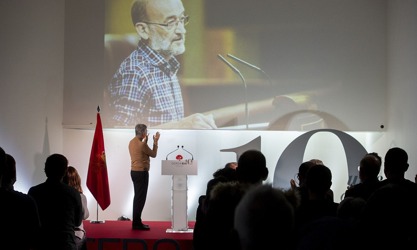 Bixente Serrano Izko zena gogoan izan zuten atzoko ekitaldian. Irudian, Koldo Martinez harmailan, txaloka. IÑIGO URIZ / FOKU.