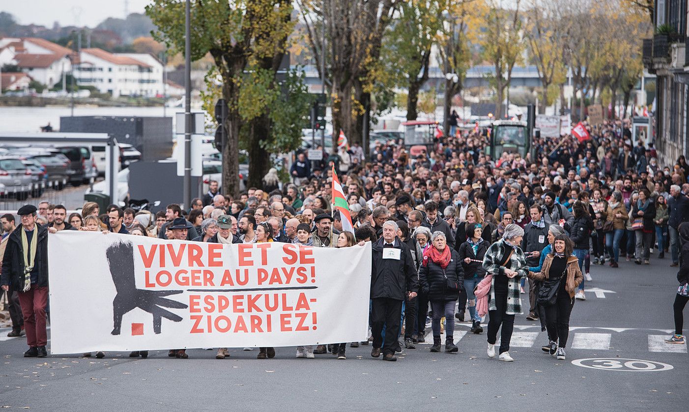 Milaka pertsona elkartu ziren atzo arratsaldean Baionako karriketan, etxebizitza eskubidearen aldeko manifestazioan. GUILLAUME FAUVEAU. Milaka pertsona elkartu ziren atzo arratsaldean Baionako karriketan, etxebizitza eskubidearen aldeko manifestazioan. GUILLAUME FAUVEAU.