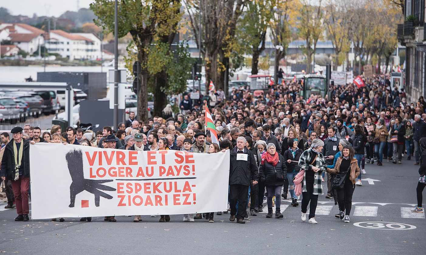 Milaka pertsona elkartu ziren atzo arratsaldean Baionako karriketan, etxebizitza eskubidearen aldeko manifestazioan. GUILLAUME FAUVEAU.