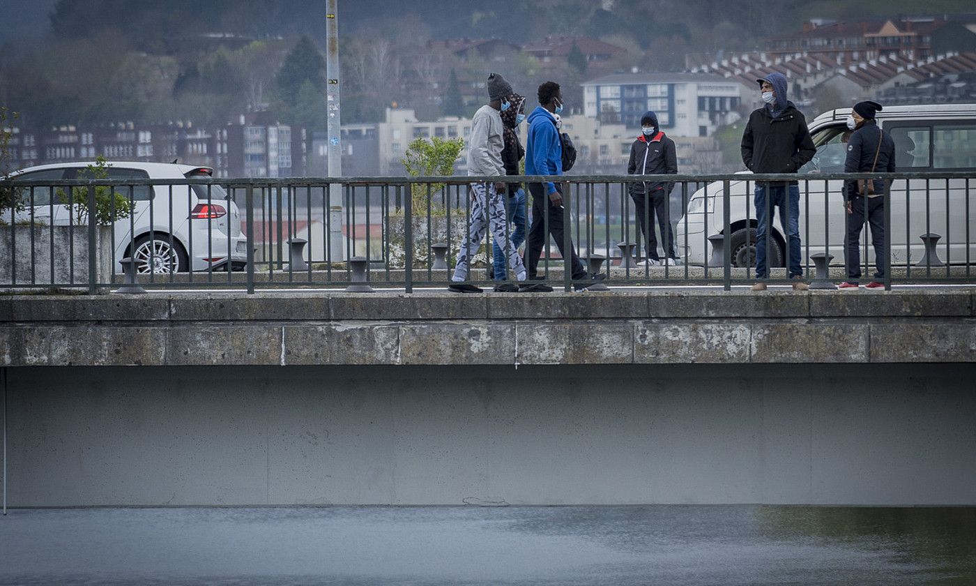 Hainbat migrante, joan den martxoan, Santiago zubian. GORKA RUBIO / FOKU.