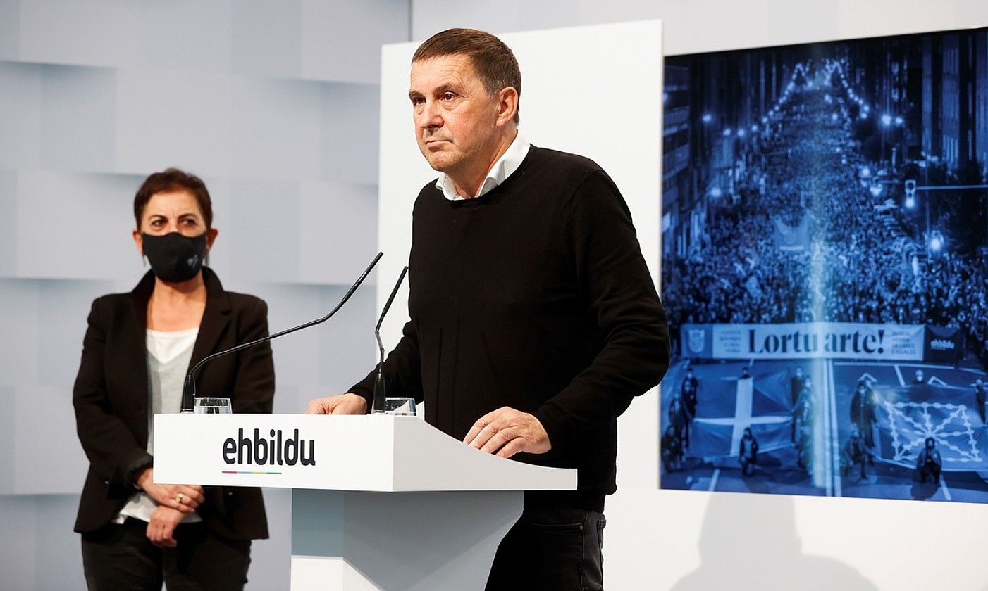 Mertxe Aizpurua eta Arnaldo Otegi, atzo goizean, Donostian. JAVIER ETXEZARRETA / EFE.