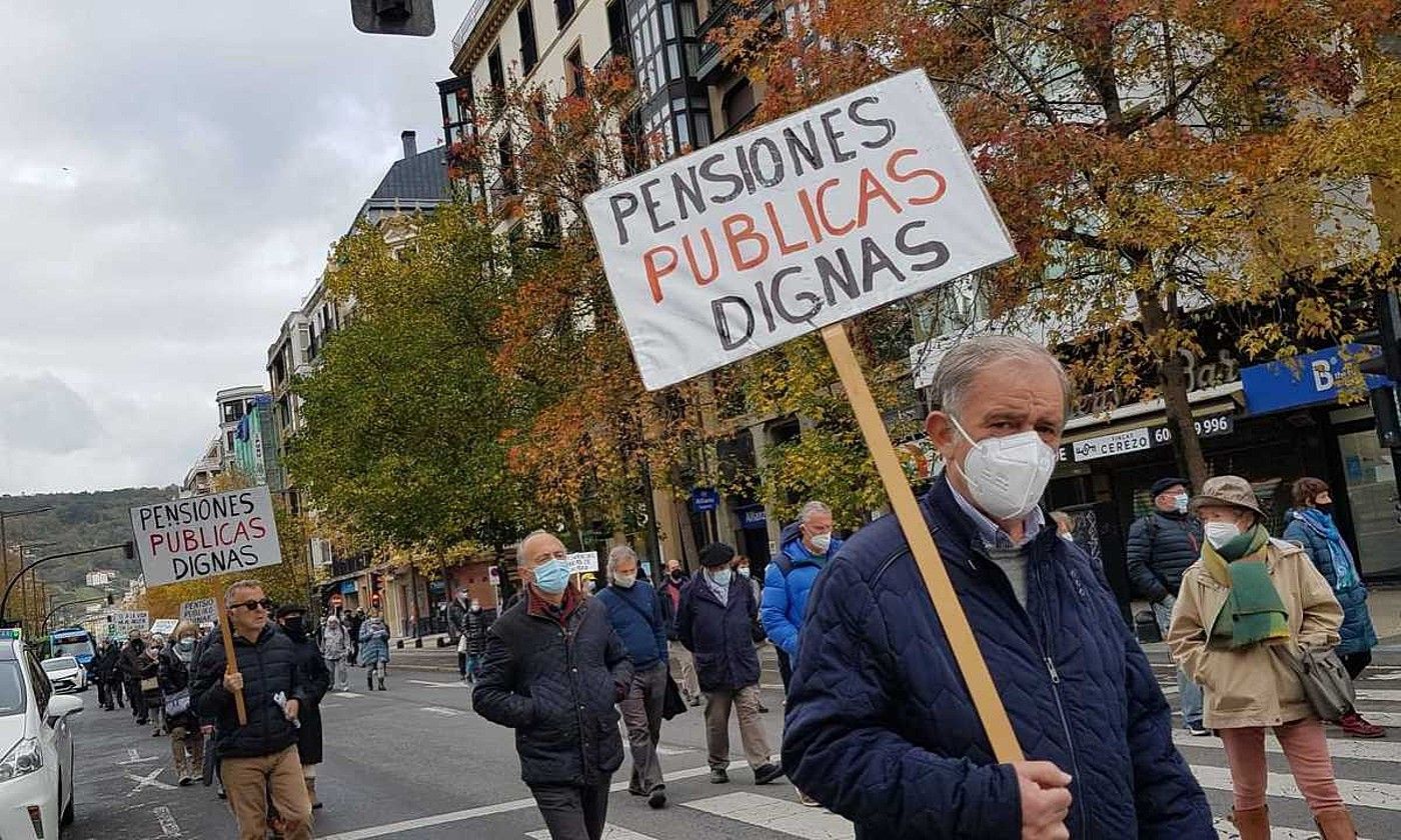 Pentsiodunen manifestazio bat, atzo, Donostian. PENTSIONISTAK-ALDERDI EDER.