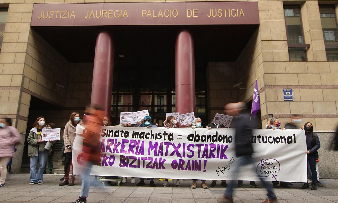 Bilboko mugimendu feministak protesta egin zuen atzo epaitegiaren aurrean. OSKAR MATXIN EDESA / FOKU.