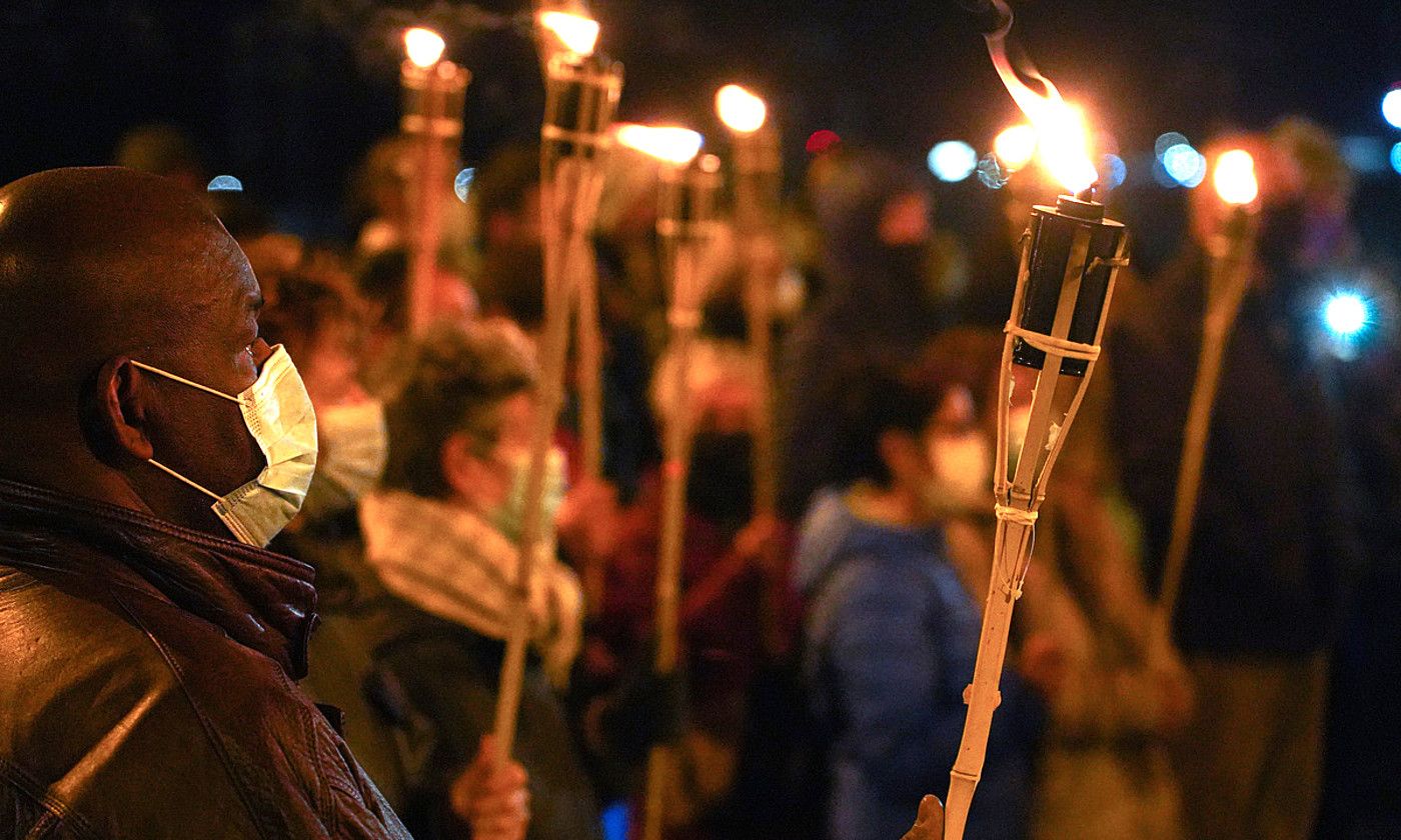 Santiago zubian eginiko mobilizazioa, atzo. JAGOBA MANTEROLA / FOKU.