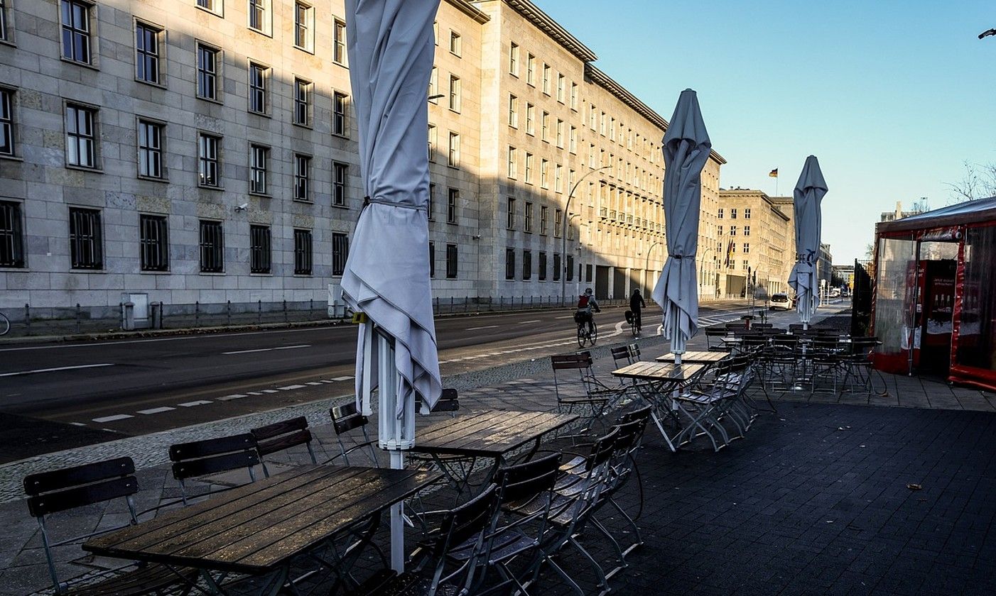 Berlin erdiguneko kale bat hutsik, herenegun. Berlin landerreko senatuak murrizketa gehiago ezarri dizkie txertatuta ez daudenei. FILIP SINGER / EFE. Berlin erdiguneko kale bat hutsik, herenegun. Berlin landerreko senatuak murrizketa gehiago ezarri dizkie txertatuta ez daudenei. FILIP SINGER / EFE.