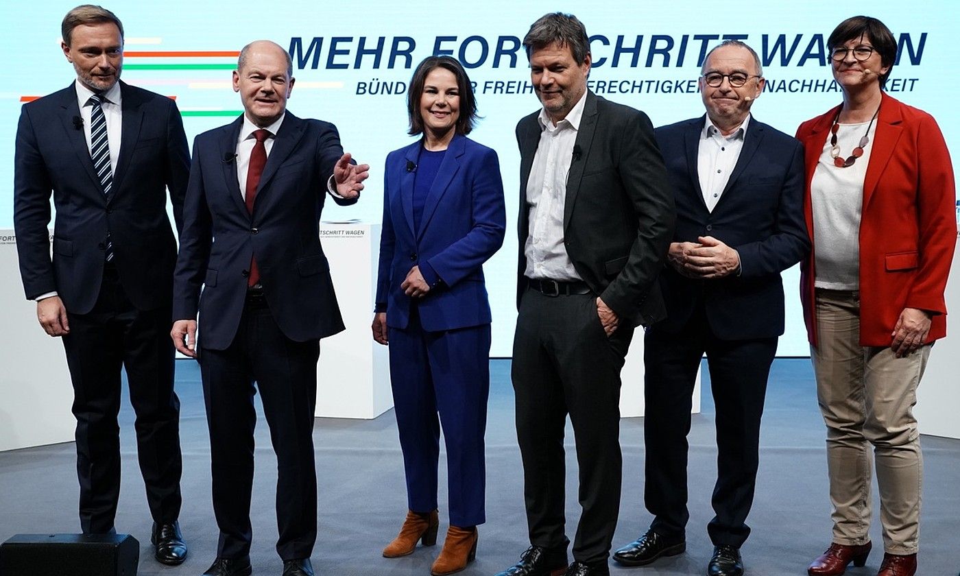 Ezkerretik hasita, Lindner (FDP), Scholz (SPD), Baerbock eta Habeck (Berdeak), atzo, akordioaren berri eman ostean, Berlinen. CLEMENS BILAN / EFE.