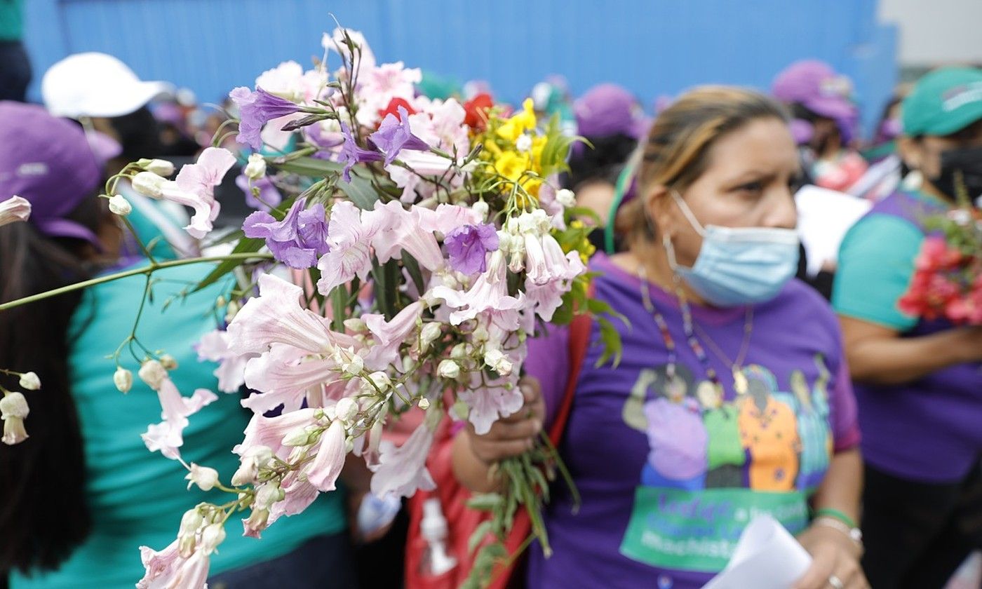 Indarkeria matxistaren aurkako protesta bat, Tegucigalpan, atzo. GUSTAVO AMADOR / EFE.