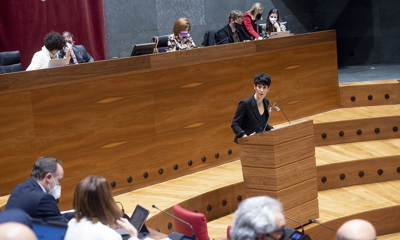 Elma Saiz gobernuko Ekonomia eta Ogasun kontseilaria Navarra Sumako parlamentariei begira. IÑIGO URIZ / FOKU.