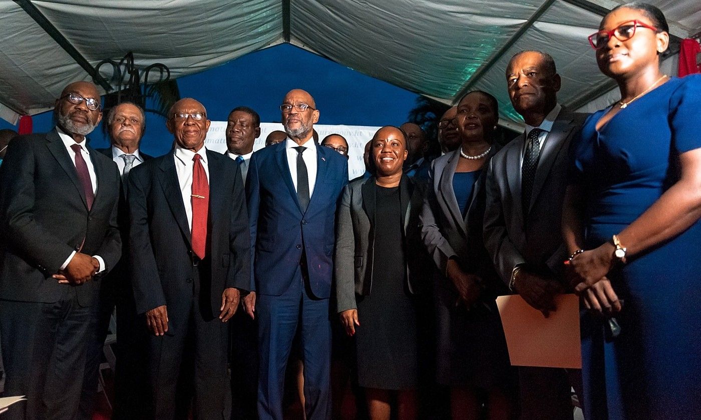 Haitiko ministroak, herenegun, Port-au-Prince hiriburuan, gobernu berriaren aurkezpen ekitaldian. Erdikoa da Ariel Henry. SABIN JOHNSON / EFE. Haitiko ministroak, herenegun, Port-au-Prince hiriburuan, gobernu berriaren aurkezpen ekitaldian. Erdikoa da Ariel Henry. SABIN JOHNSON / EFE.