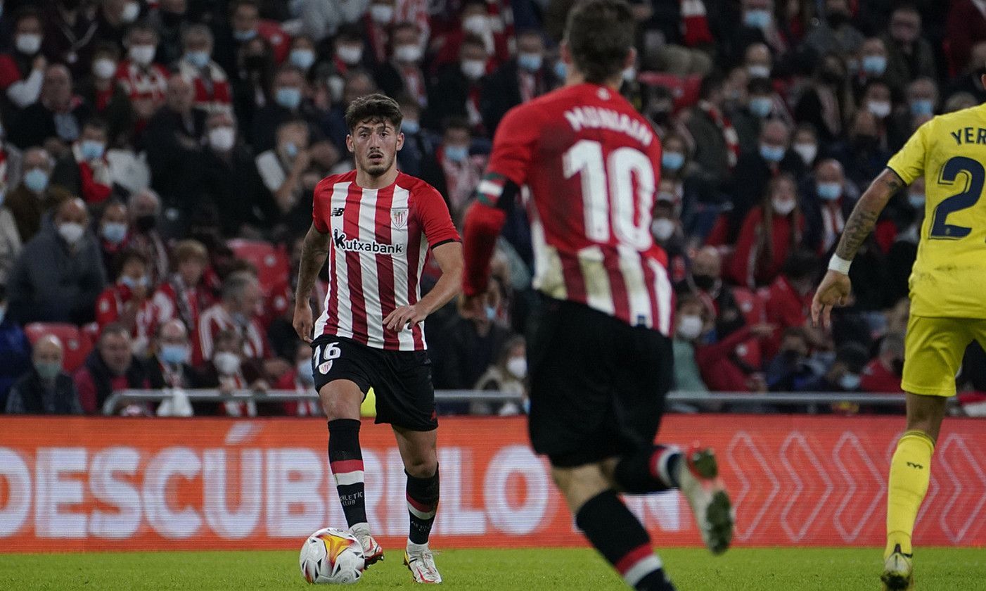 Unai Vencedor Iker Muniaini pase bat eman nahirik Vila-realen aurkako partidan. ARITZ LOIOLA / FOKU. Unai Vencedor Iker Muniaini pase bat eman nahirik Vila-realen aurkako partidan. ARITZ LOIOLA / FOKU.